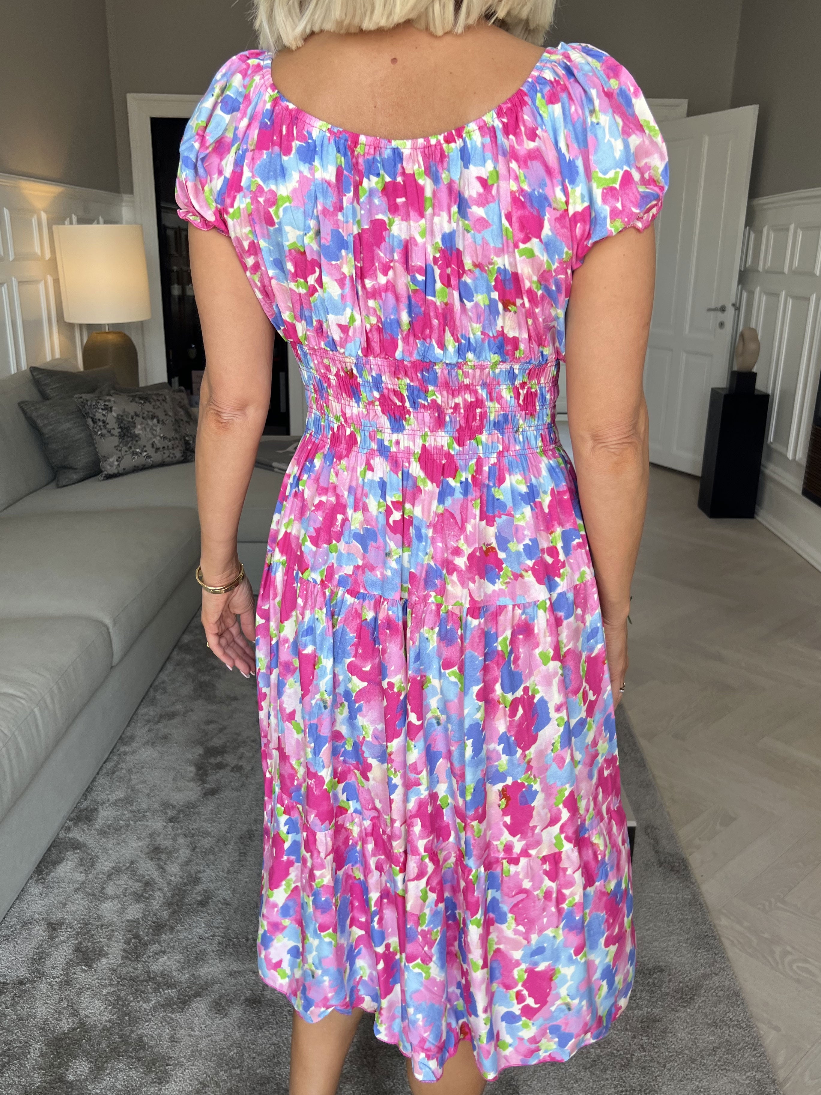 Finalia Art Short - Kort mångfärgad viskosklänning med resår i midjan